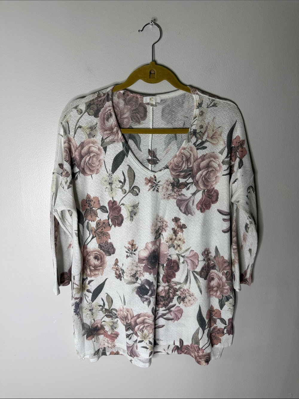 Charming Charlie Floral V-Neck Women’s Top in Cream and Mauve Size Large
